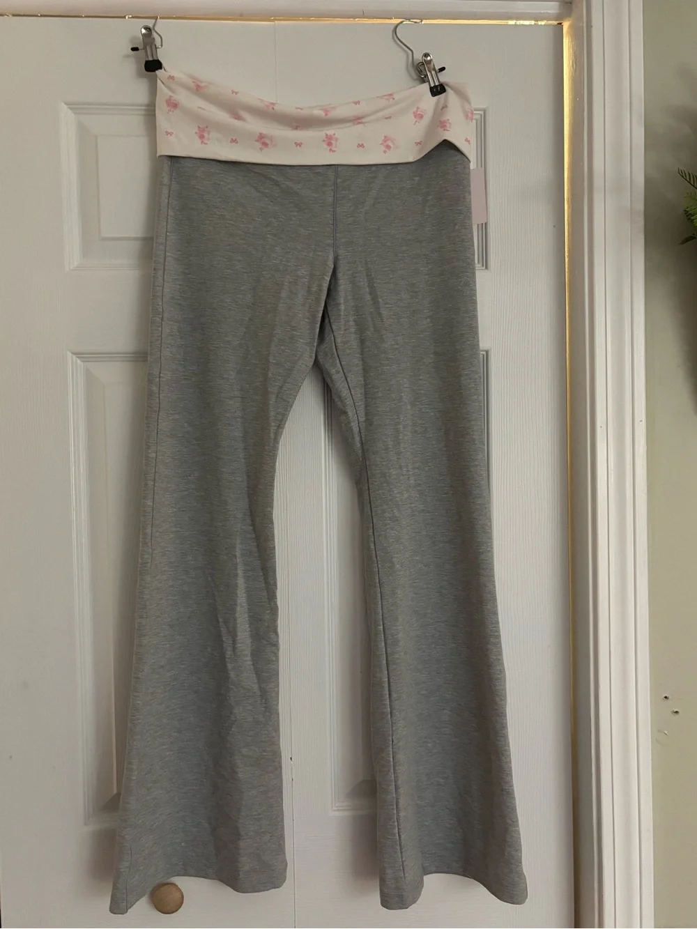 PINK Victoria's Secret LoveShackFancy Gray Leggings with Pink Fold-Over Waist - Picture 3 of 3